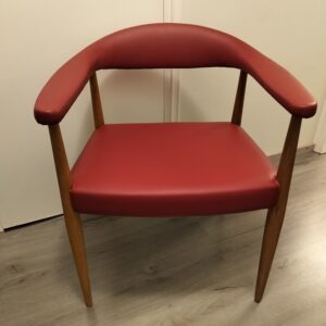 Ilmari Lappalaisen Askolle suunnittelema Eterna tuoli. Uudelleenverhoilu, pehmustus ja pintakäsittely.