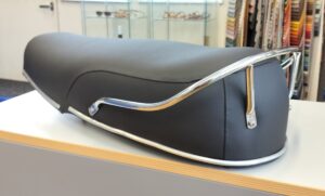 BMW-moottoripyörän penkin uudelleenverhoilu.