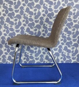 Tuolin uudelleenverhoilu ja pehmustus.